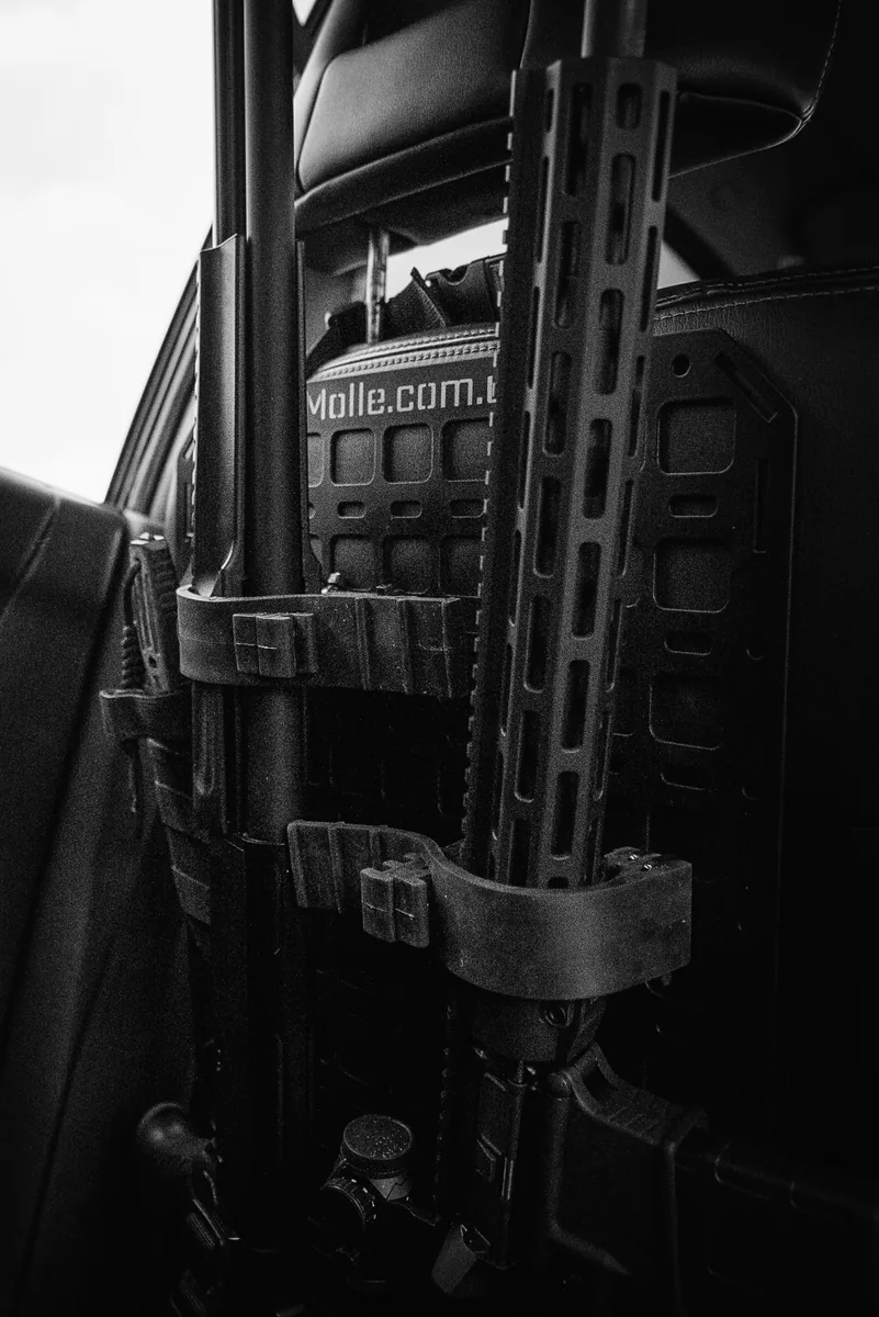 Дві одиниці зброї на MOLLE панелі з Quick Fist Weapon